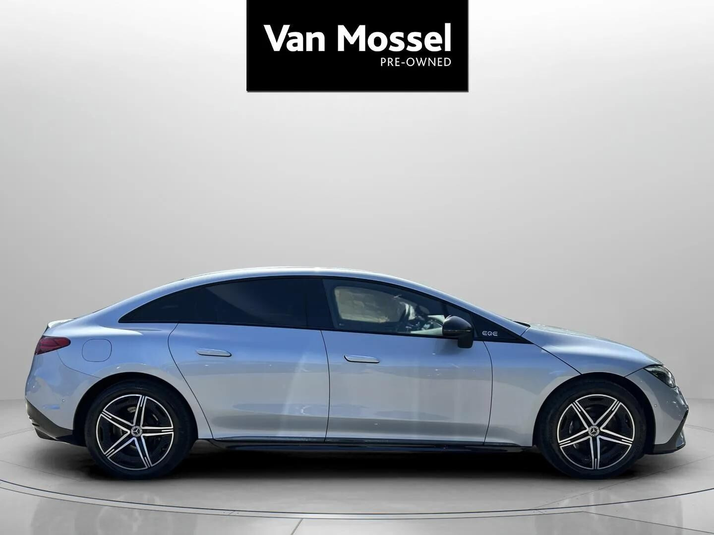 Sølv Mercedes EQE350+ fra 2023