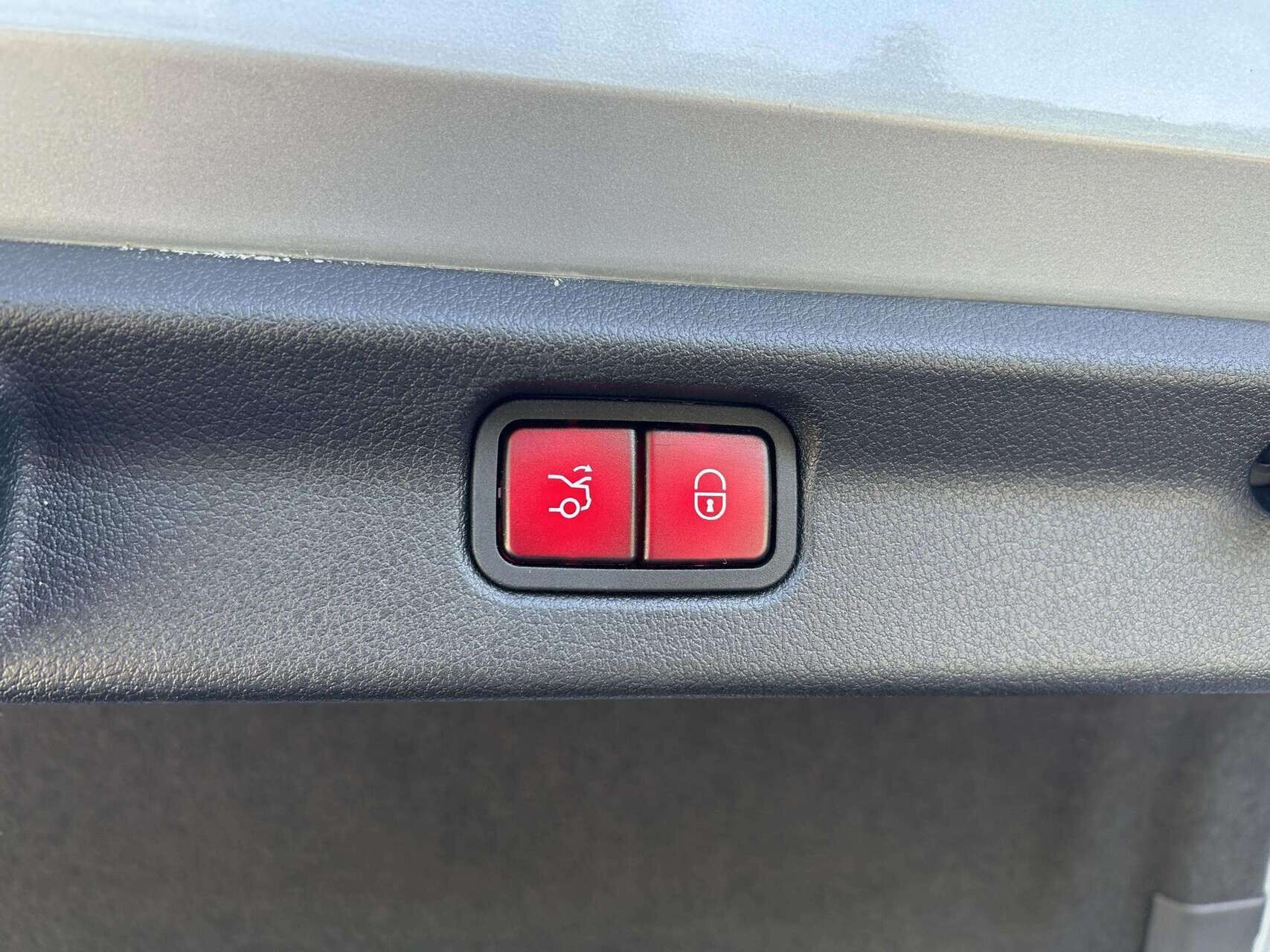 Sølv Mercedes EQE350+ fra 2023