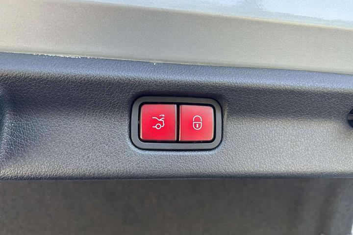 Sølv Mercedes EQE350+ fra 2023