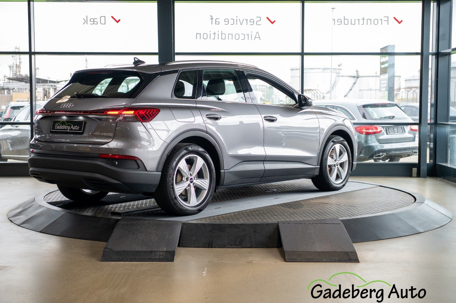 Grå Audi Q4 e-tron fra 2023