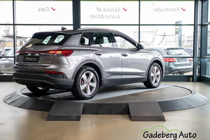 Grå Audi Q4 e-tron fra 2023