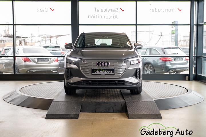 Grå Audi Q4 e-tron fra 2023
