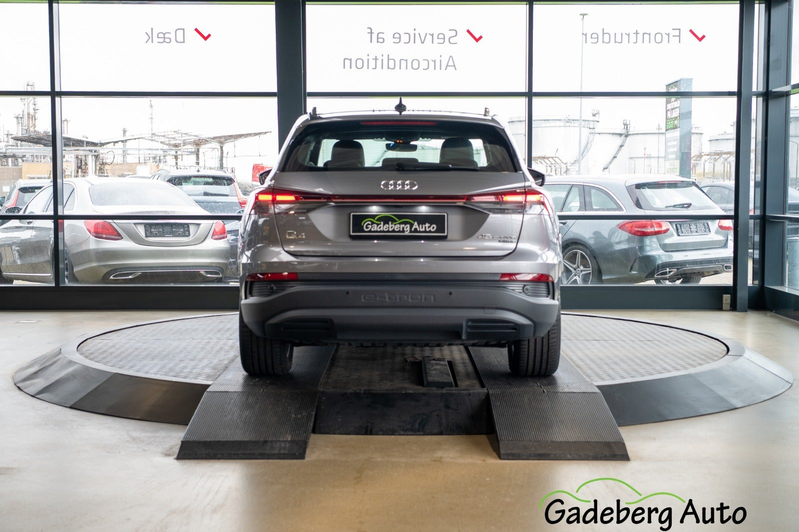 Grå Audi Q4 e-tron fra 2023