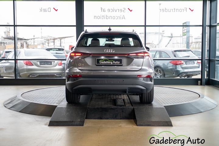 Grå Audi Q4 e-tron fra 2023
