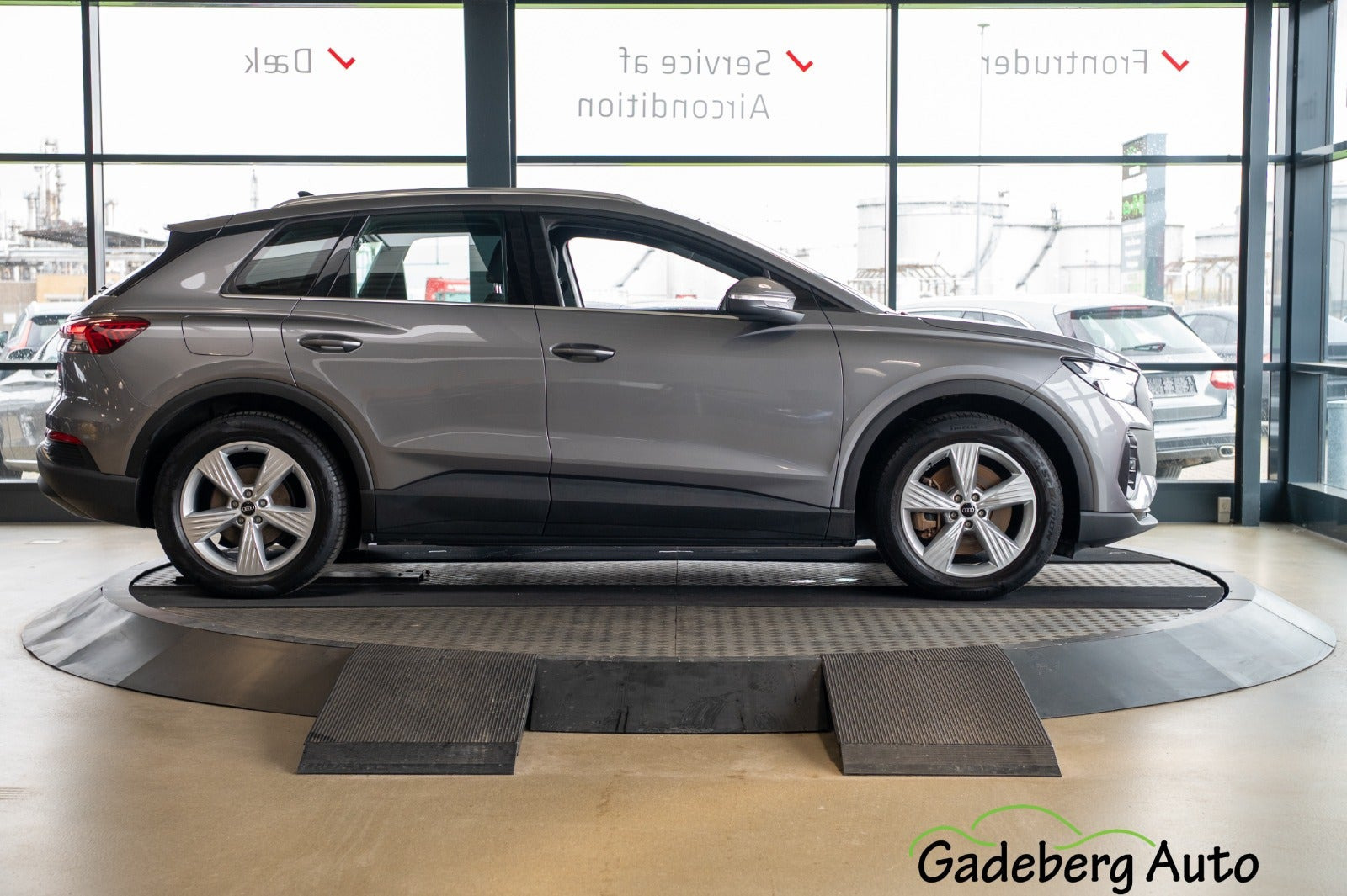 Grå Audi Q4 e-tron fra 2023