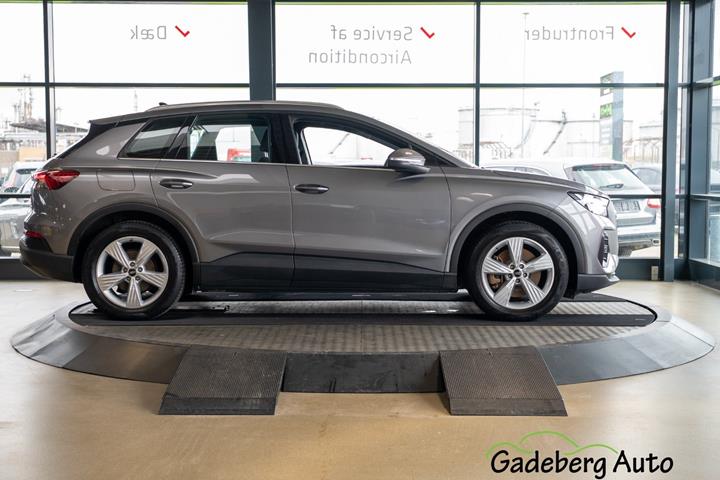 Grå Audi Q4 e-tron fra 2023