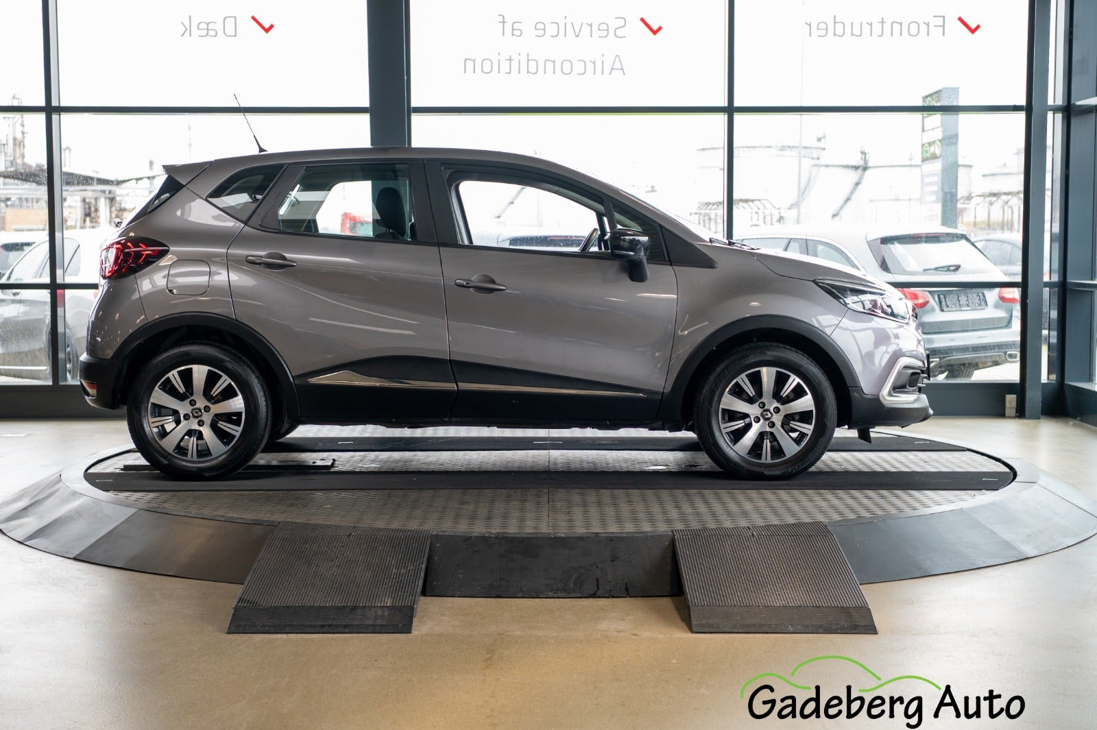 Grå Renault Captur fra 2018