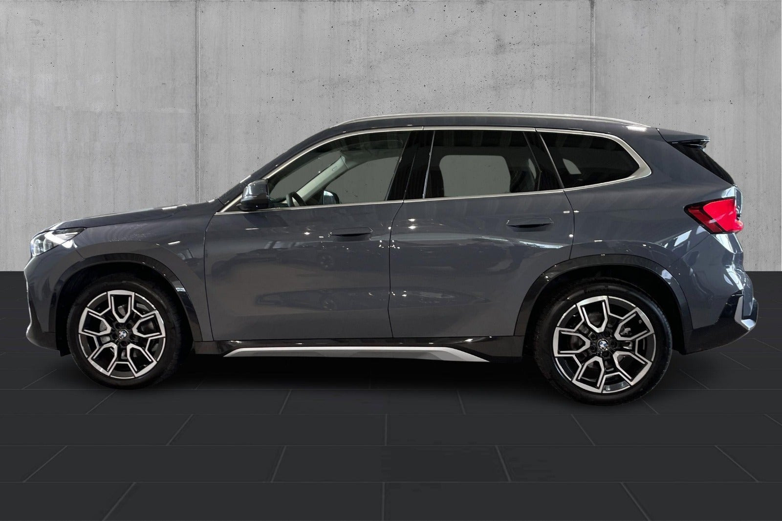 Grå BMW iX1 fra 2026
