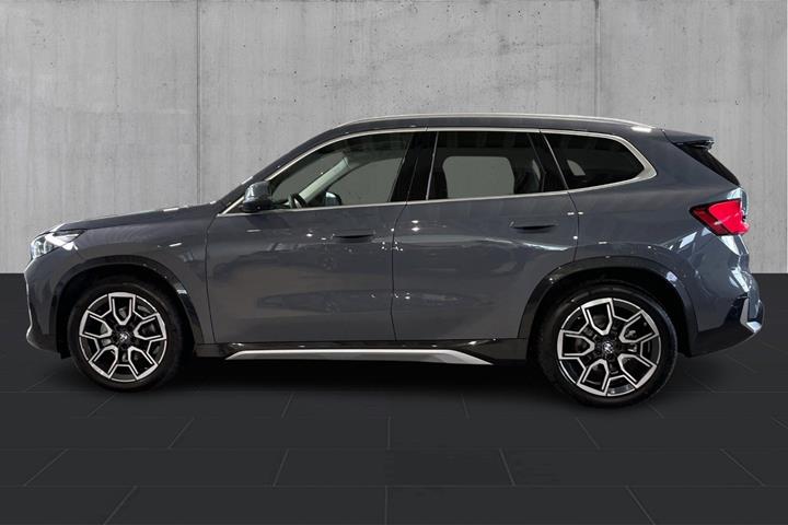Grå BMW iX1 fra 2026