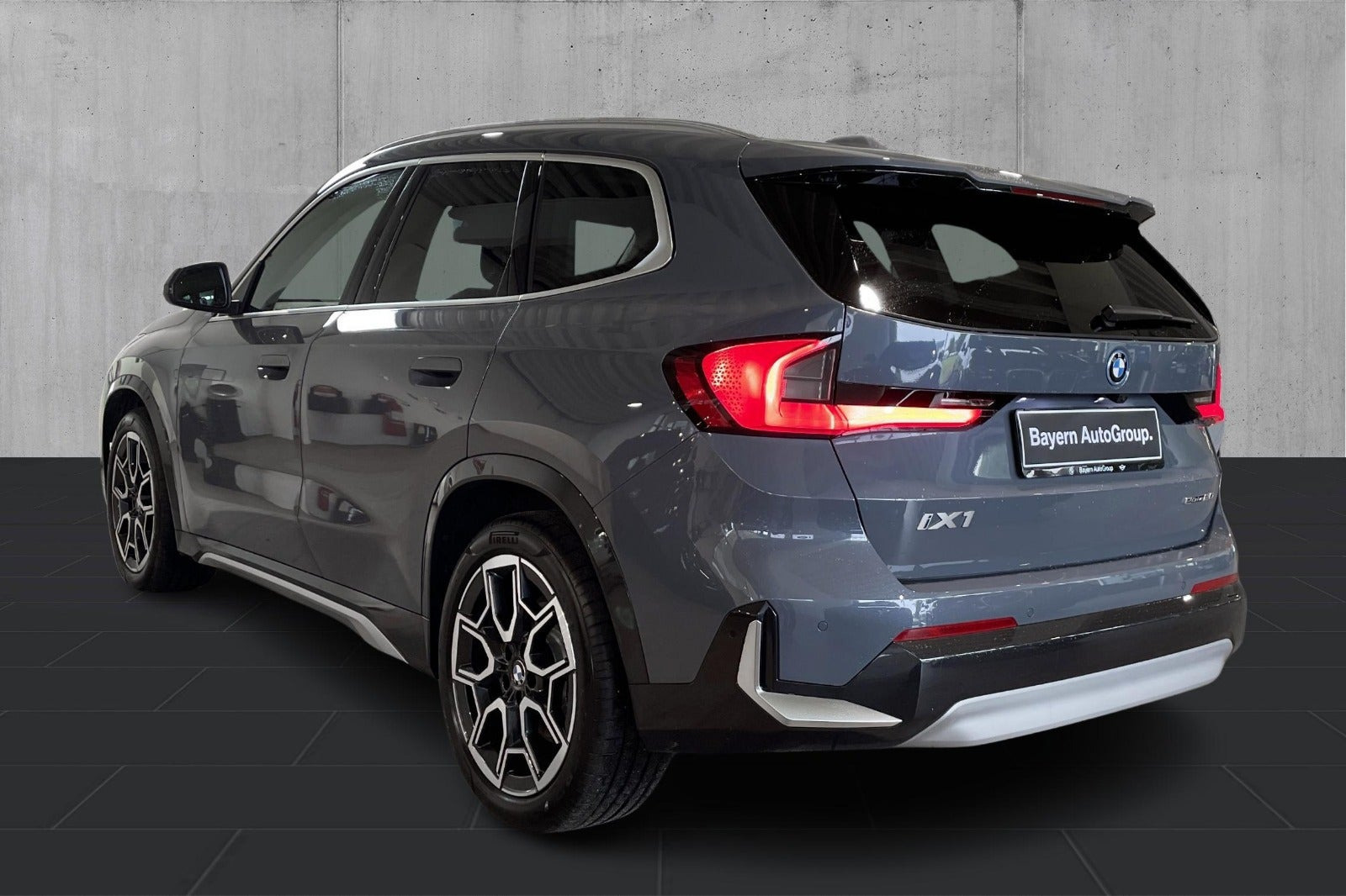Grå BMW iX1 fra 2026
