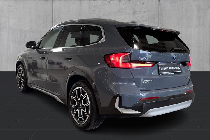 Grå BMW iX1 fra 2026