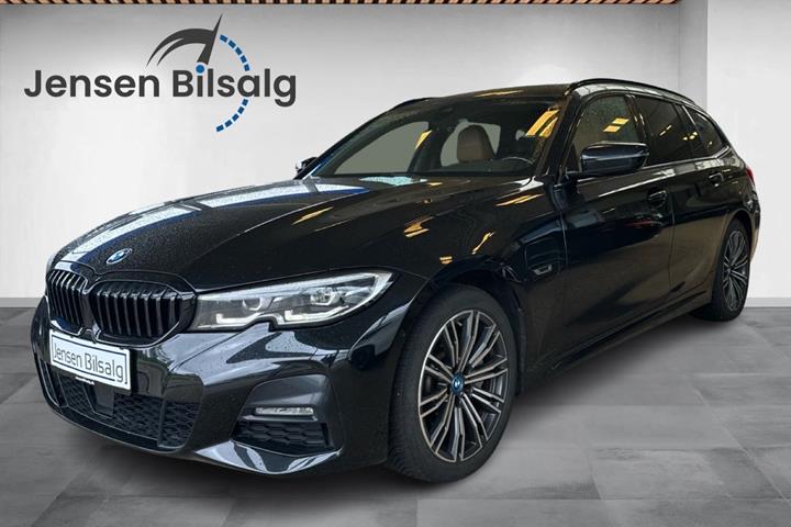 Grøn BMW 330e fra 2022