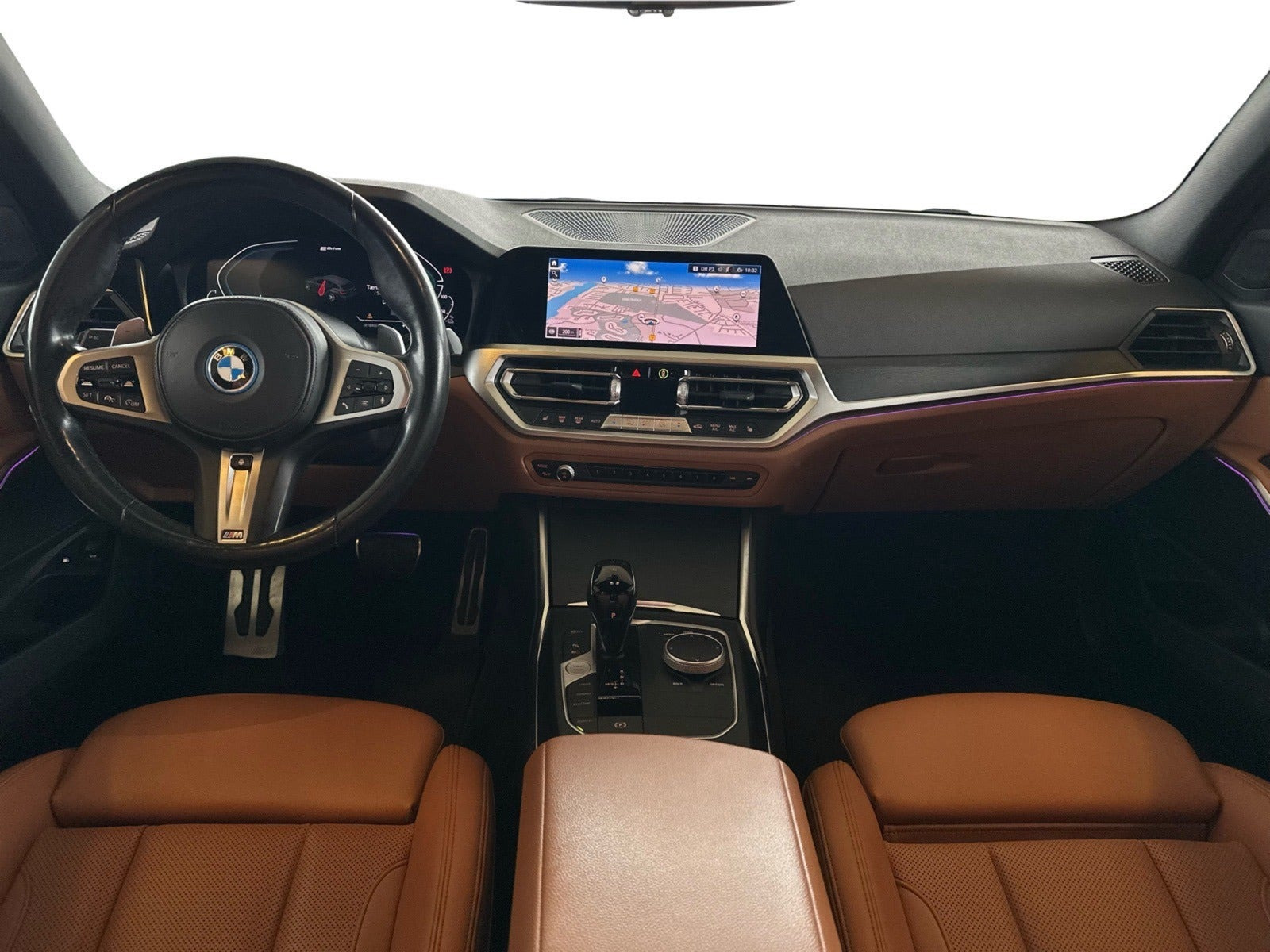 Grøn BMW 330e fra 2022