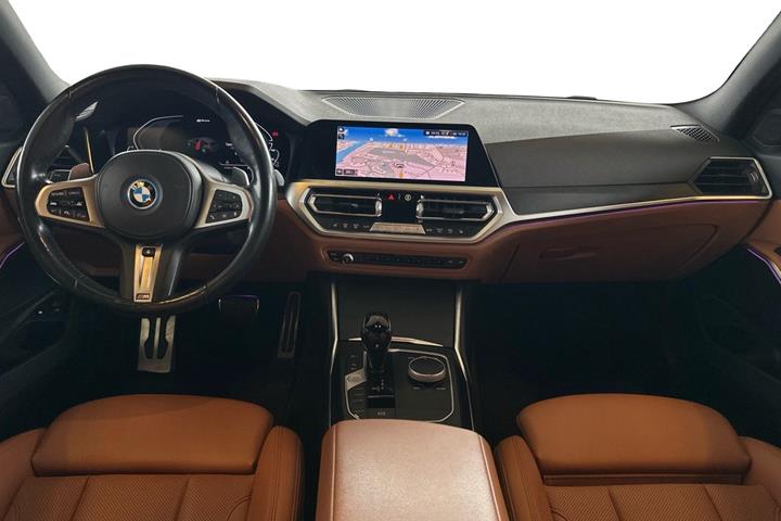 Grøn BMW 330e fra 2022