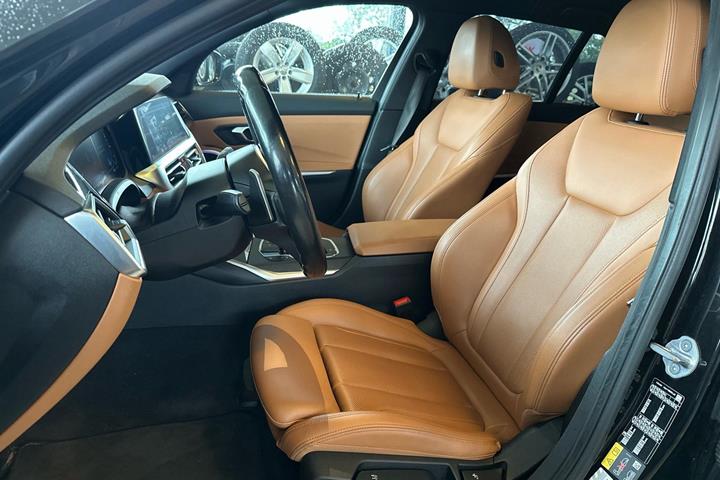 Grøn BMW 330e fra 2022