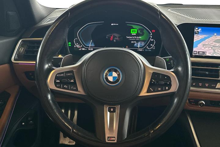 Grøn BMW 330e fra 2022