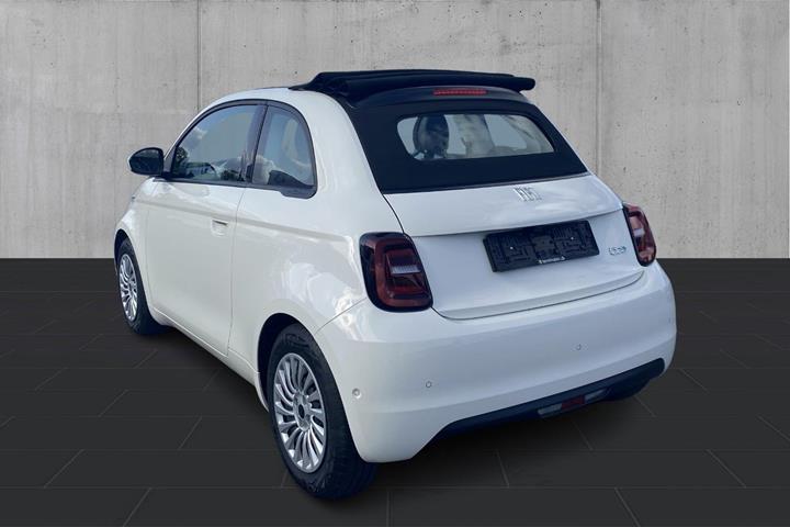 Hvid Fiat 500e fra 2023