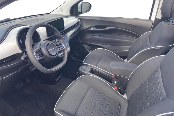 Hvid Fiat 500e fra 2023