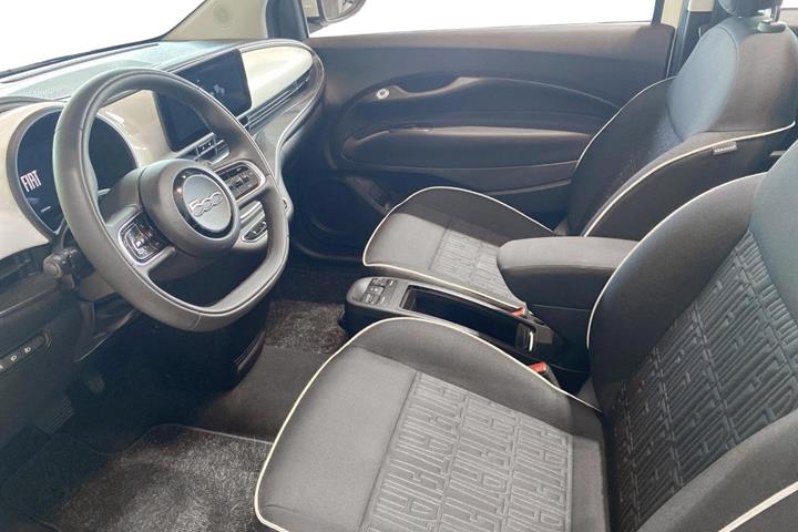 Hvid Fiat 500e fra 2023