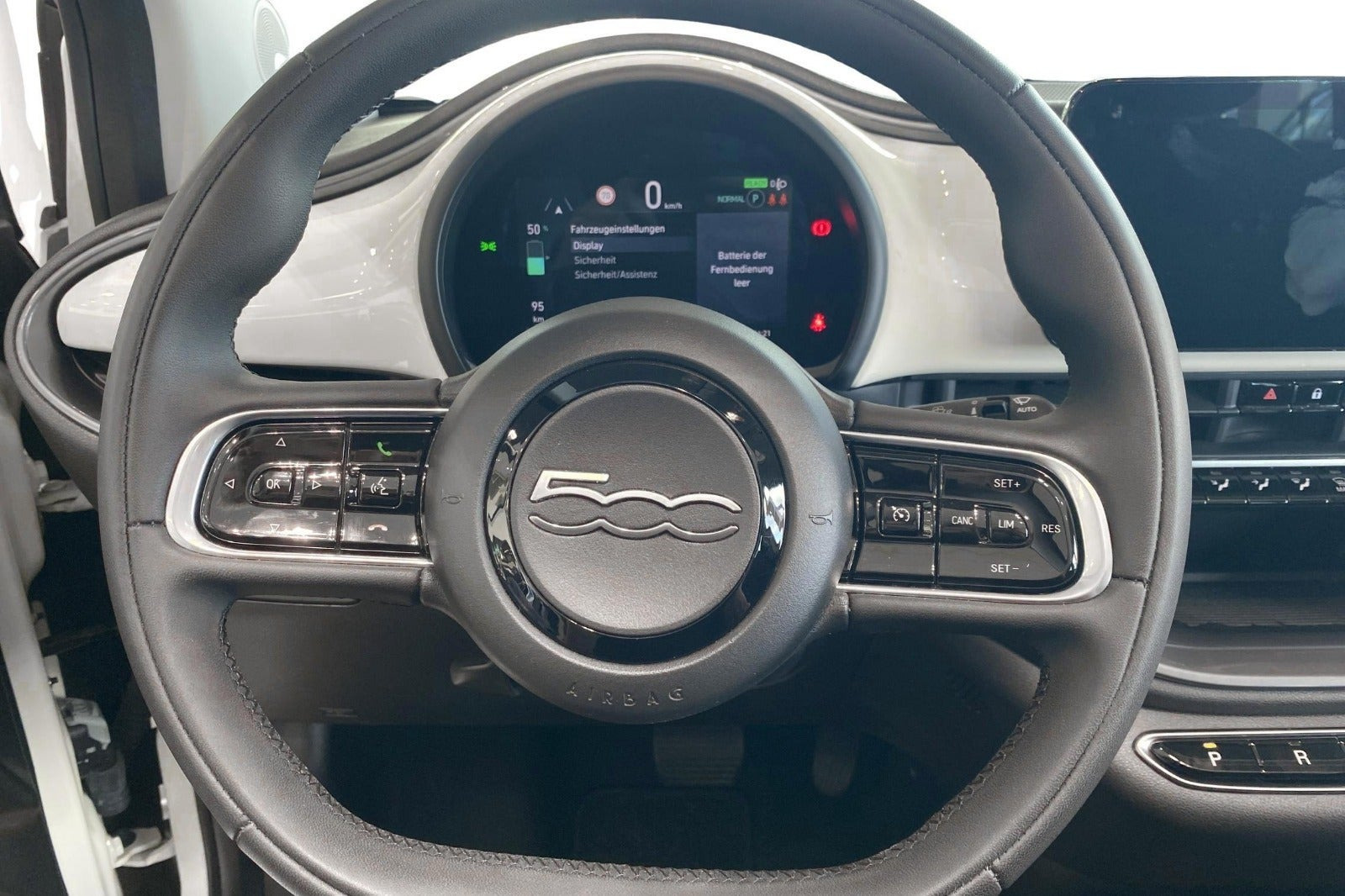 Hvid Fiat 500e fra 2023