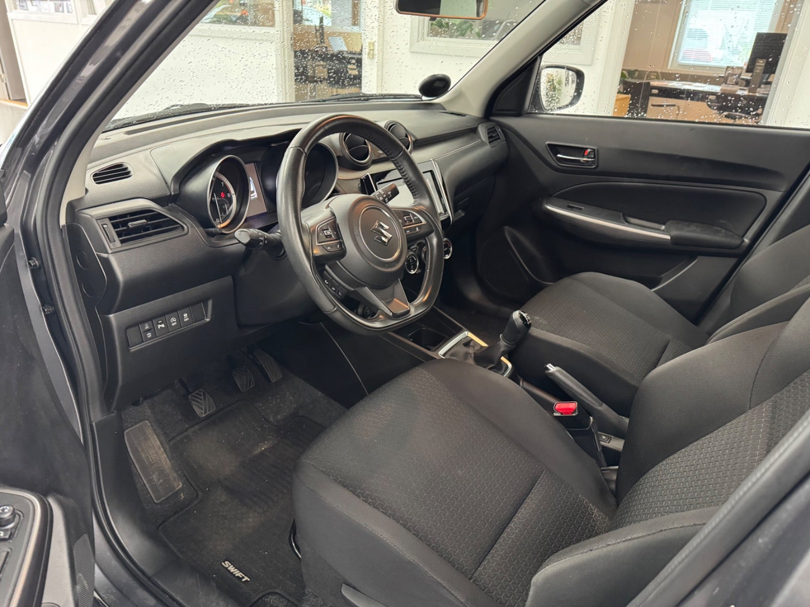 Grå Suzuki Swift fra 2020