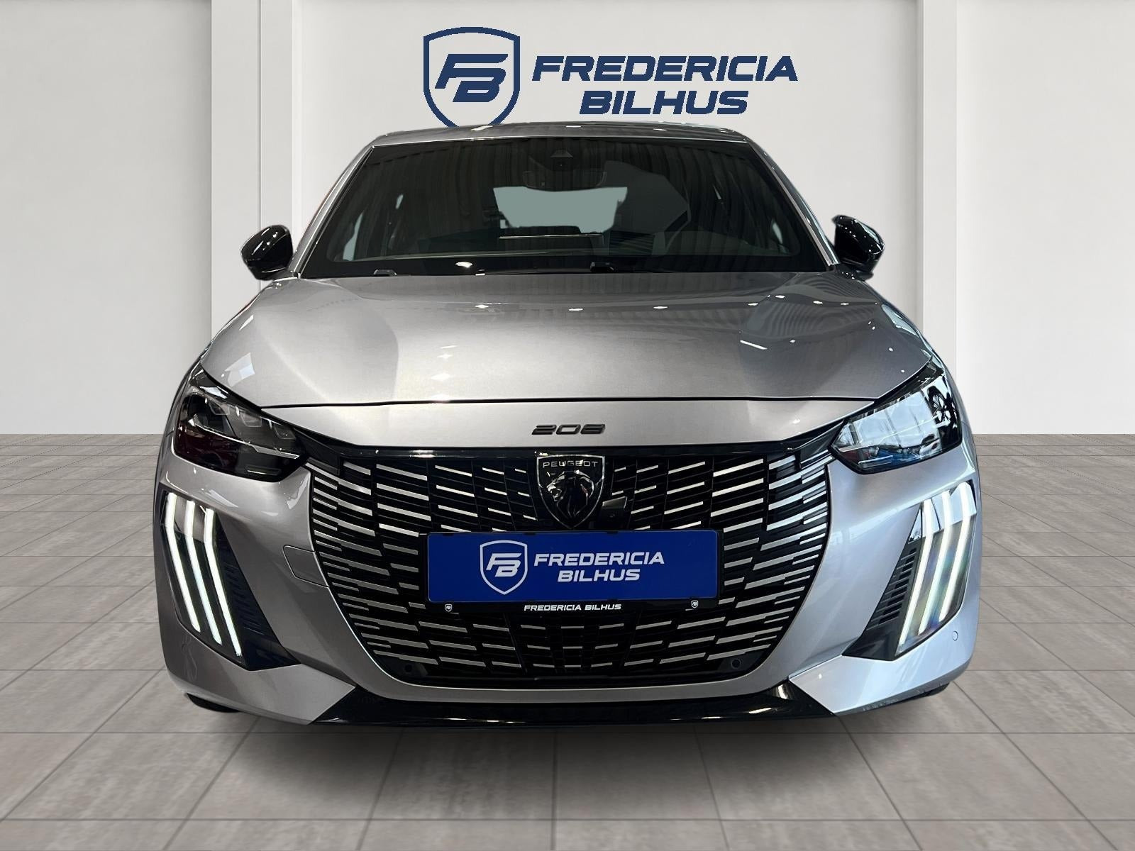 Grå Peugeot e-208 fra 2025