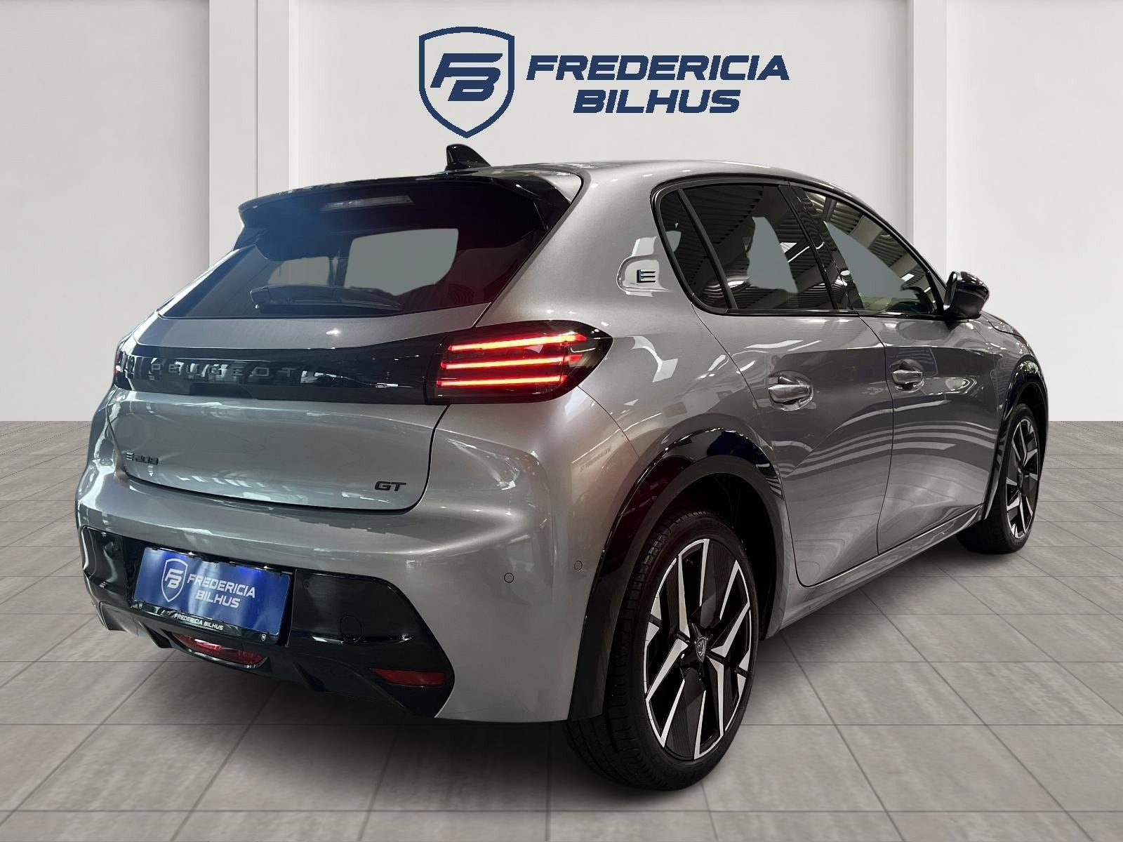 Grå Peugeot e-208 fra 2025