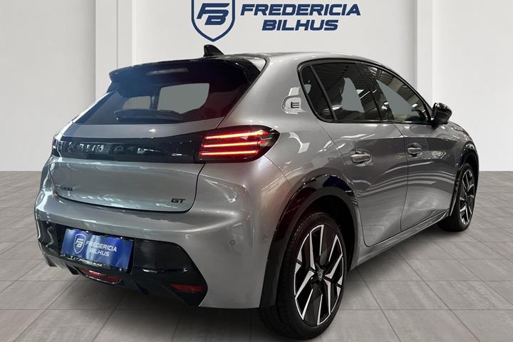 Grå Peugeot e-208 fra 2025