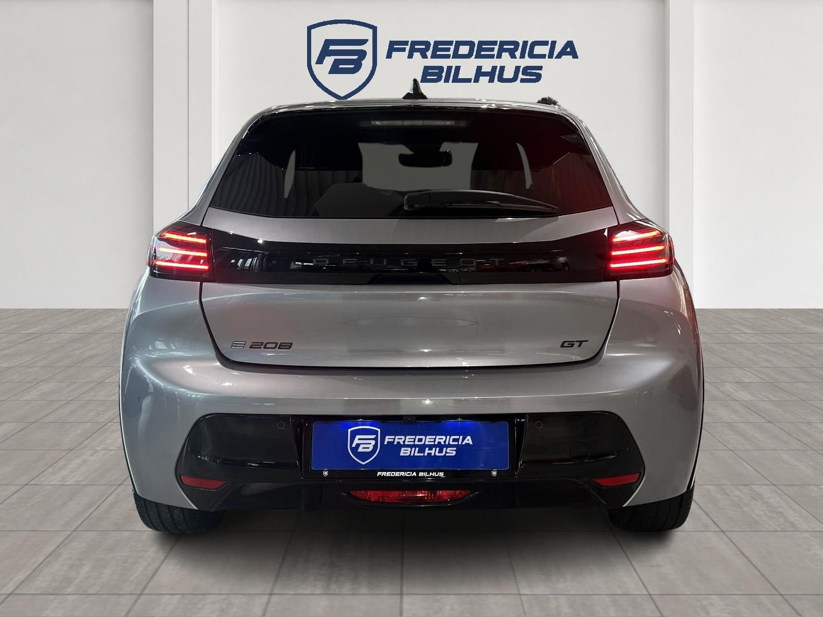 Grå Peugeot e-208 fra 2025