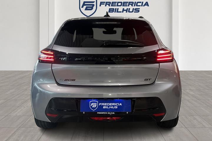 Grå Peugeot e-208 fra 2025