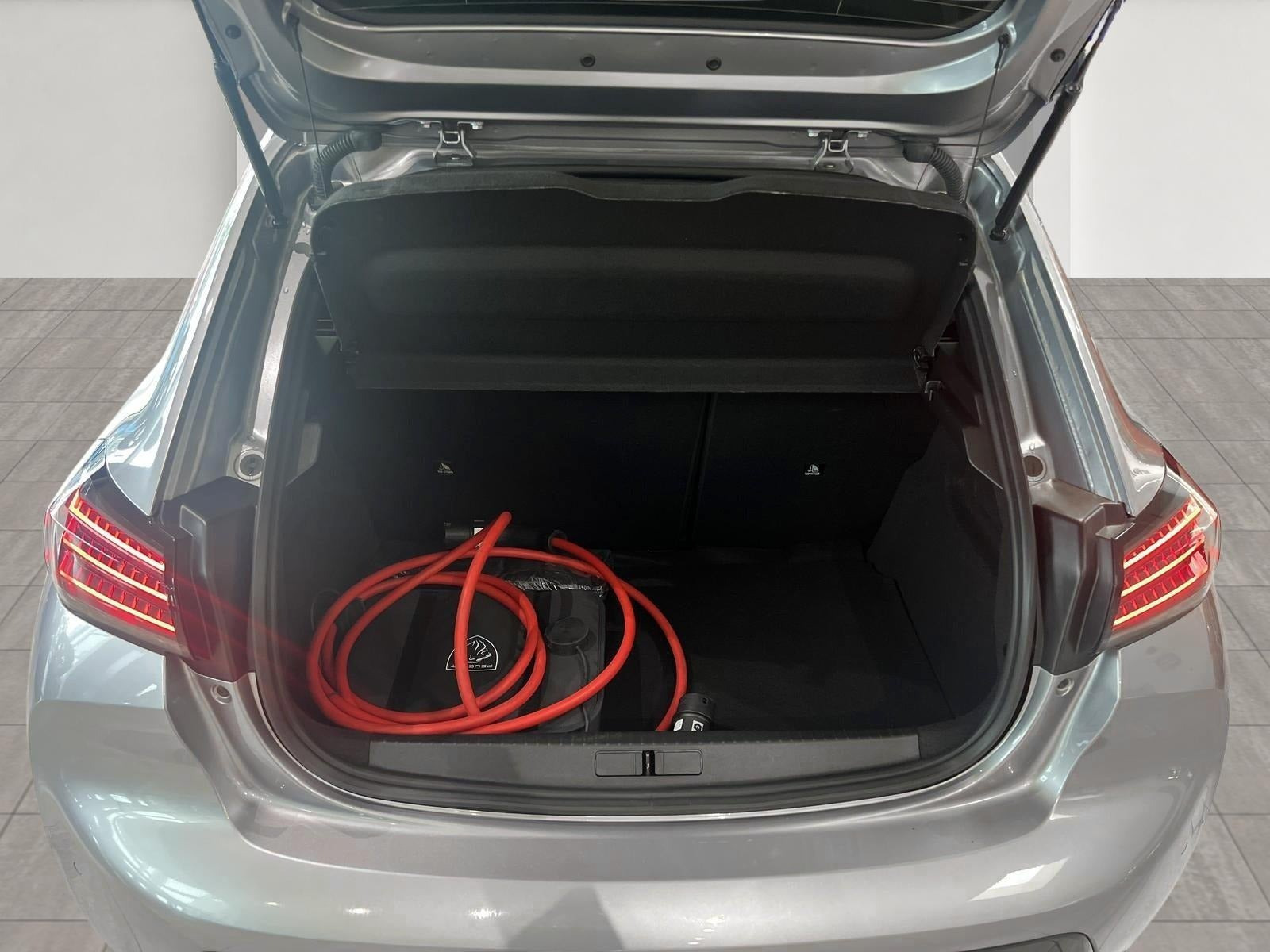 Grå Peugeot e-208 fra 2025