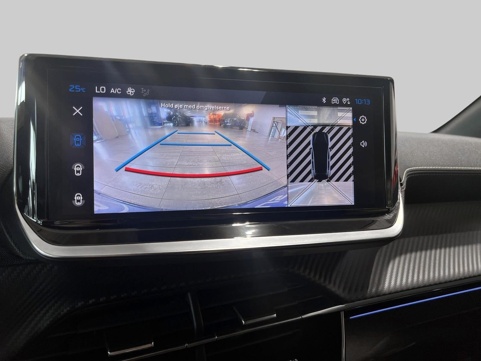 Grå Peugeot e-208 fra 2025