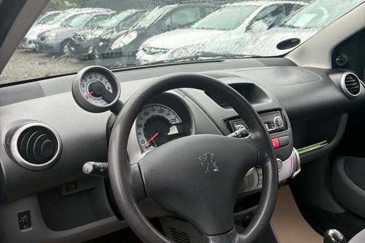 Sort Peugeot 107 fra 2008
