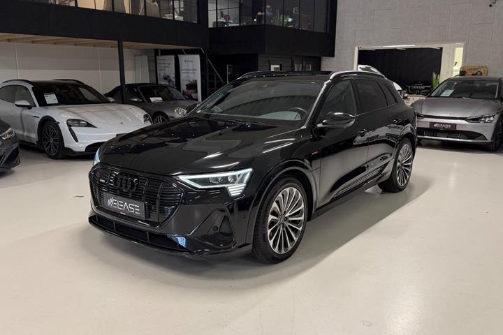 Sort Audi e-tron fra 2022 set udefra