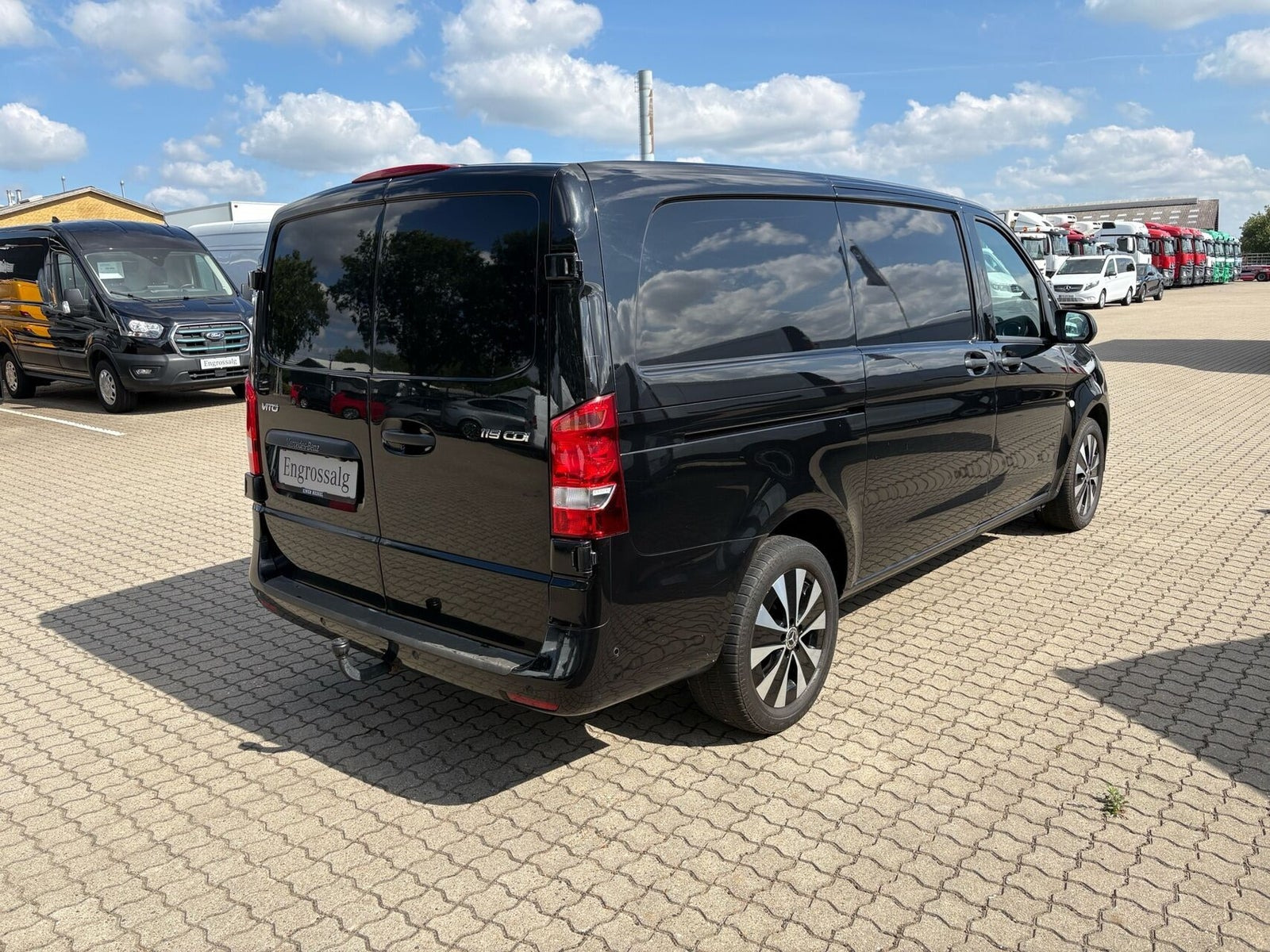 Sort Mercedes Vito 119 fra 2021