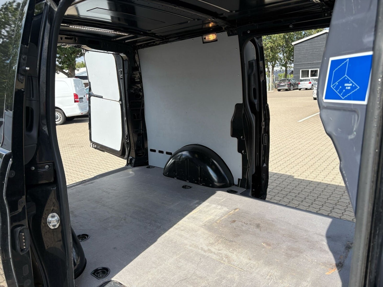 Sort Mercedes Vito 119 fra 2021