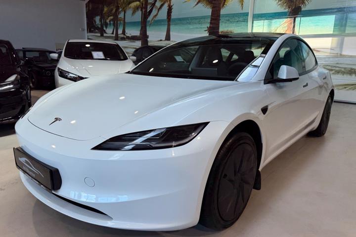 Hvid Tesla Model 3 fra 2026