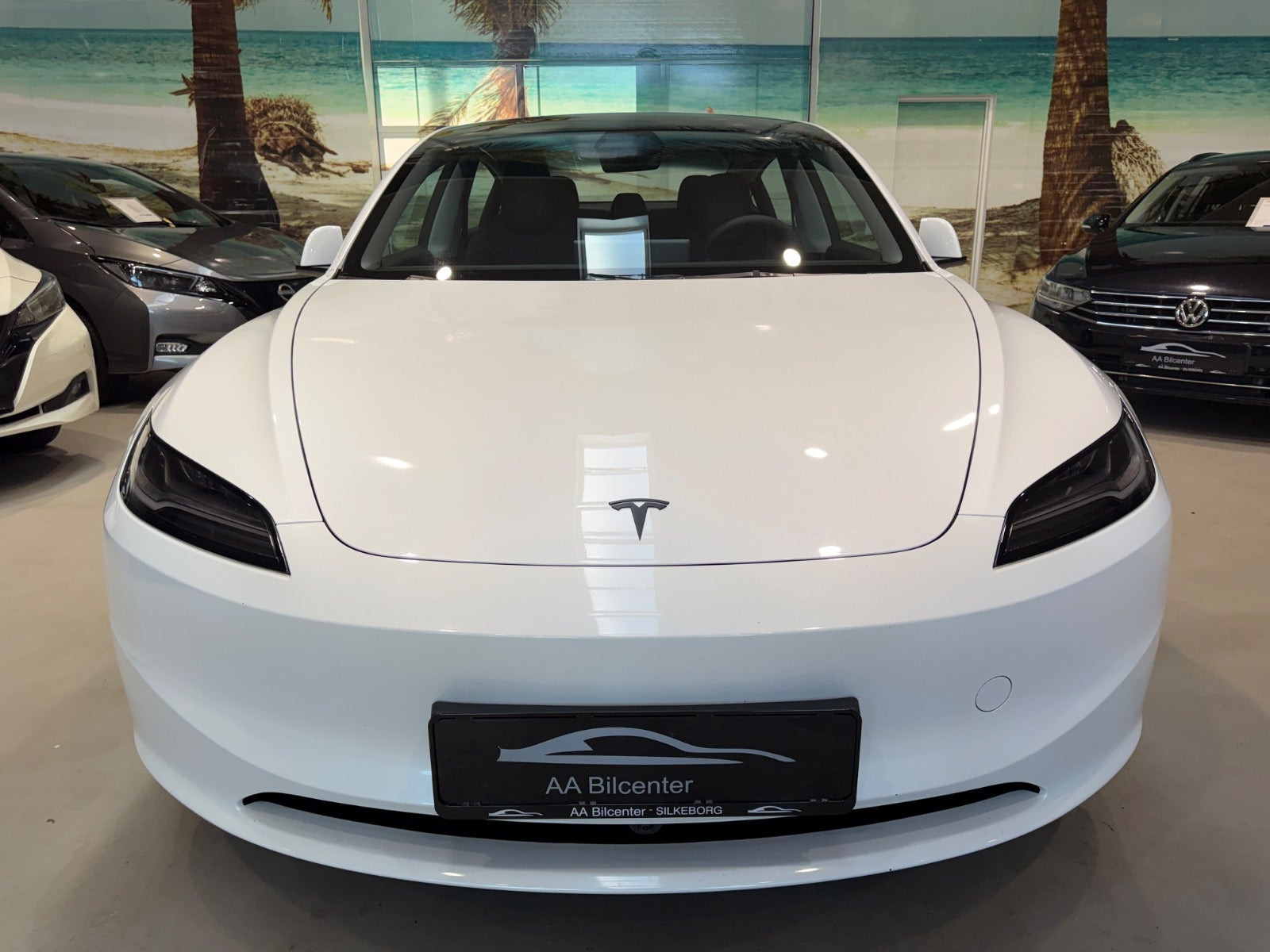 Hvid Tesla Model 3 fra 2026