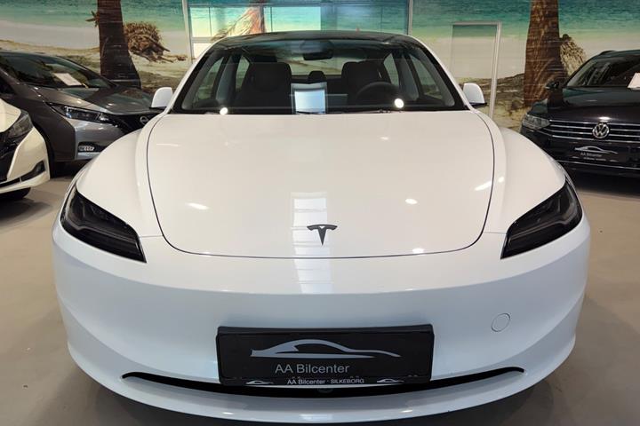Hvid Tesla Model 3 fra 2026
