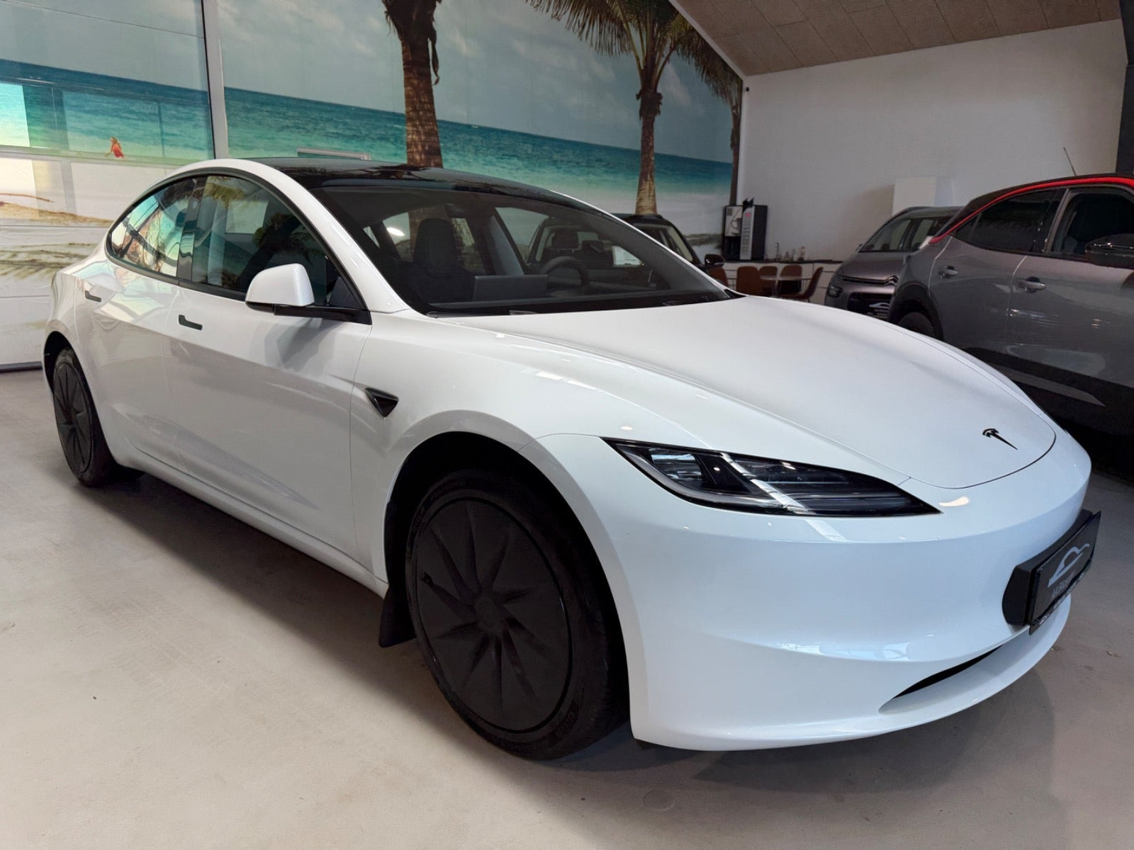 Hvid Tesla Model 3 fra 2026