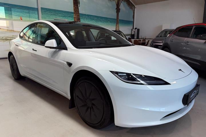 Hvid Tesla Model 3 fra 2026