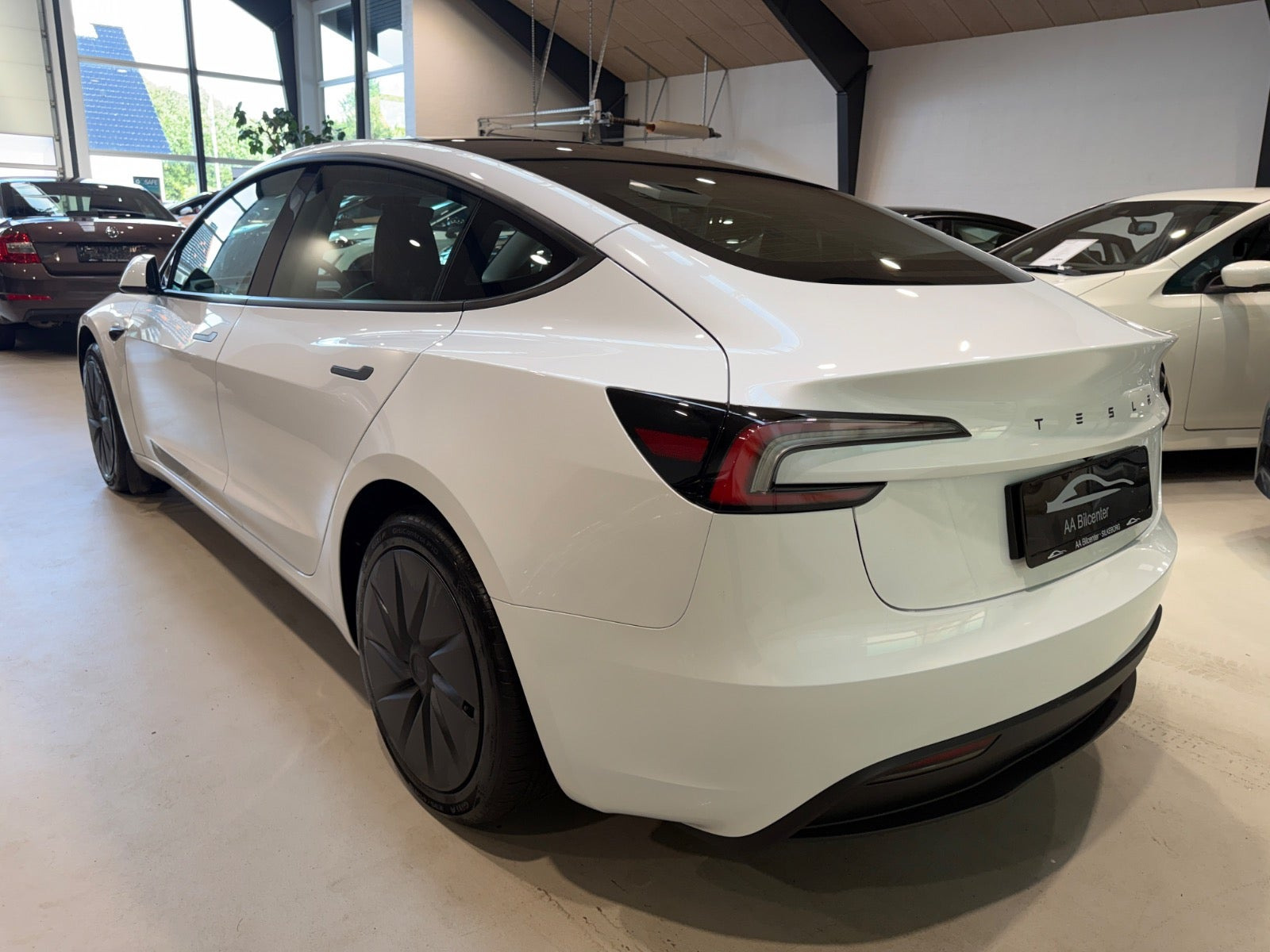 Hvid Tesla Model 3 fra 2026