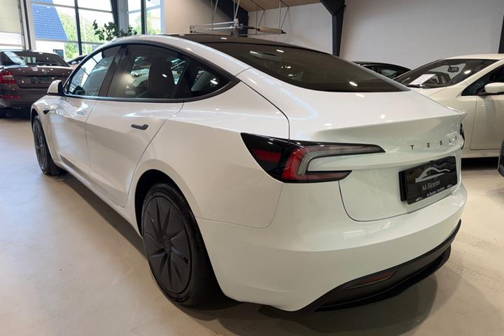Hvid Tesla Model 3 fra 2026