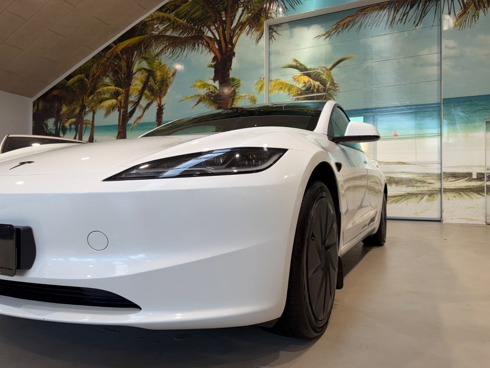 Hvid Tesla Model 3 fra 2026