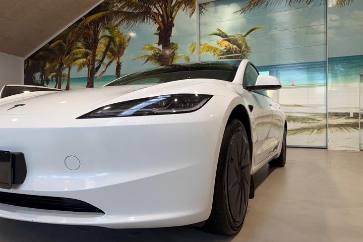 Hvid Tesla Model 3 fra 2026