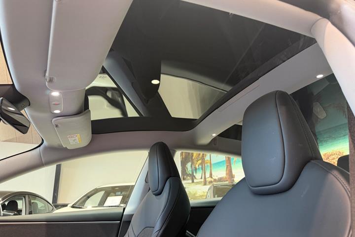 Hvid Tesla Model 3 fra 2026