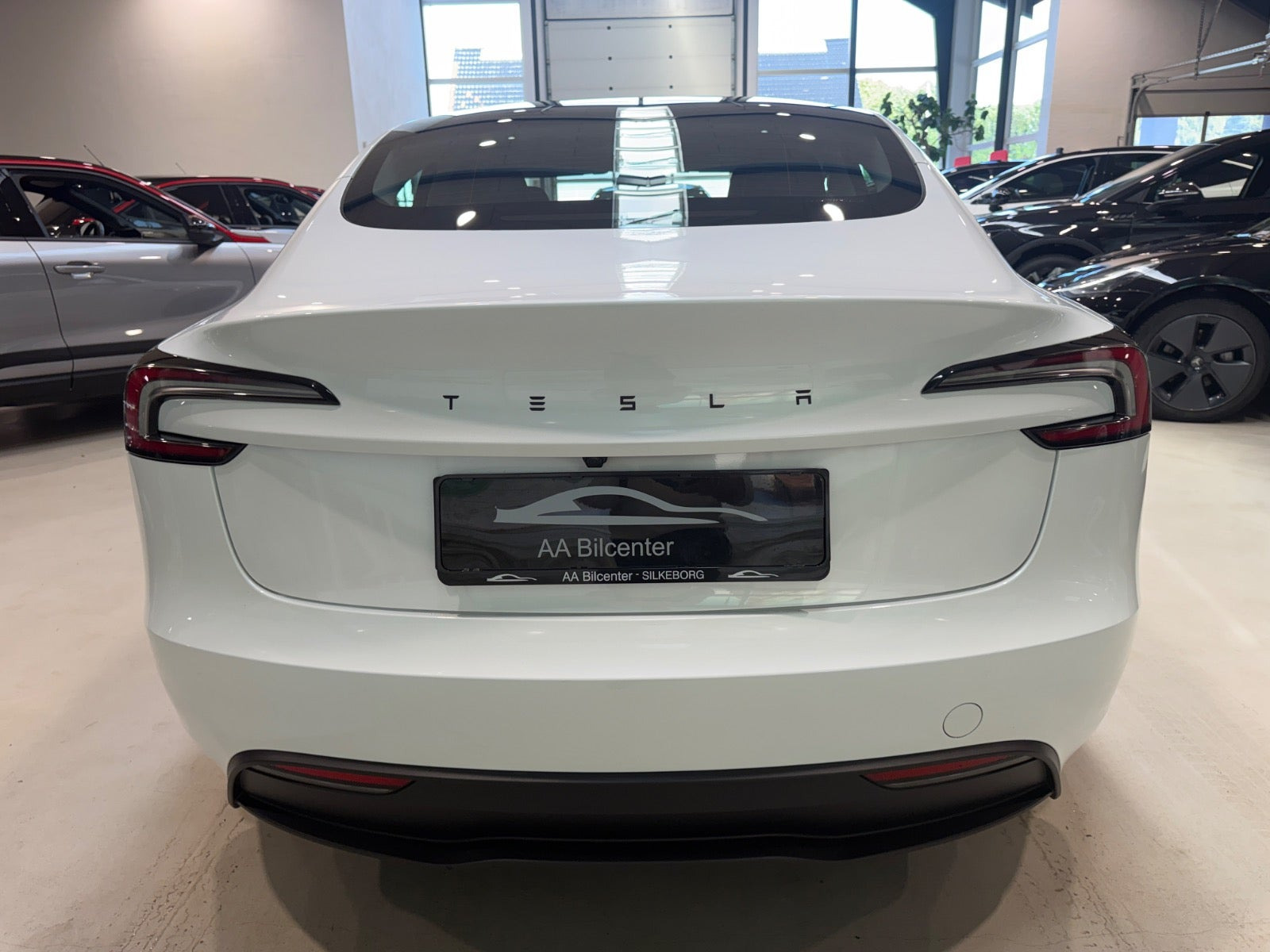Hvid Tesla Model 3 fra 2026
