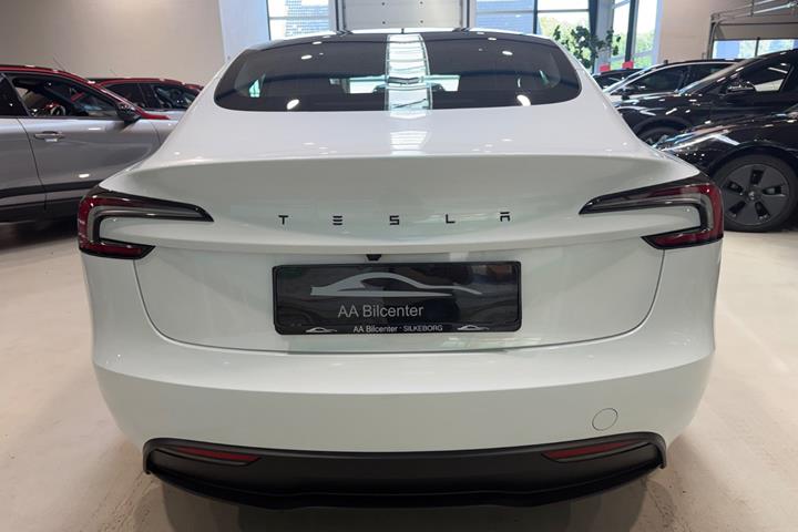 Hvid Tesla Model 3 fra 2026