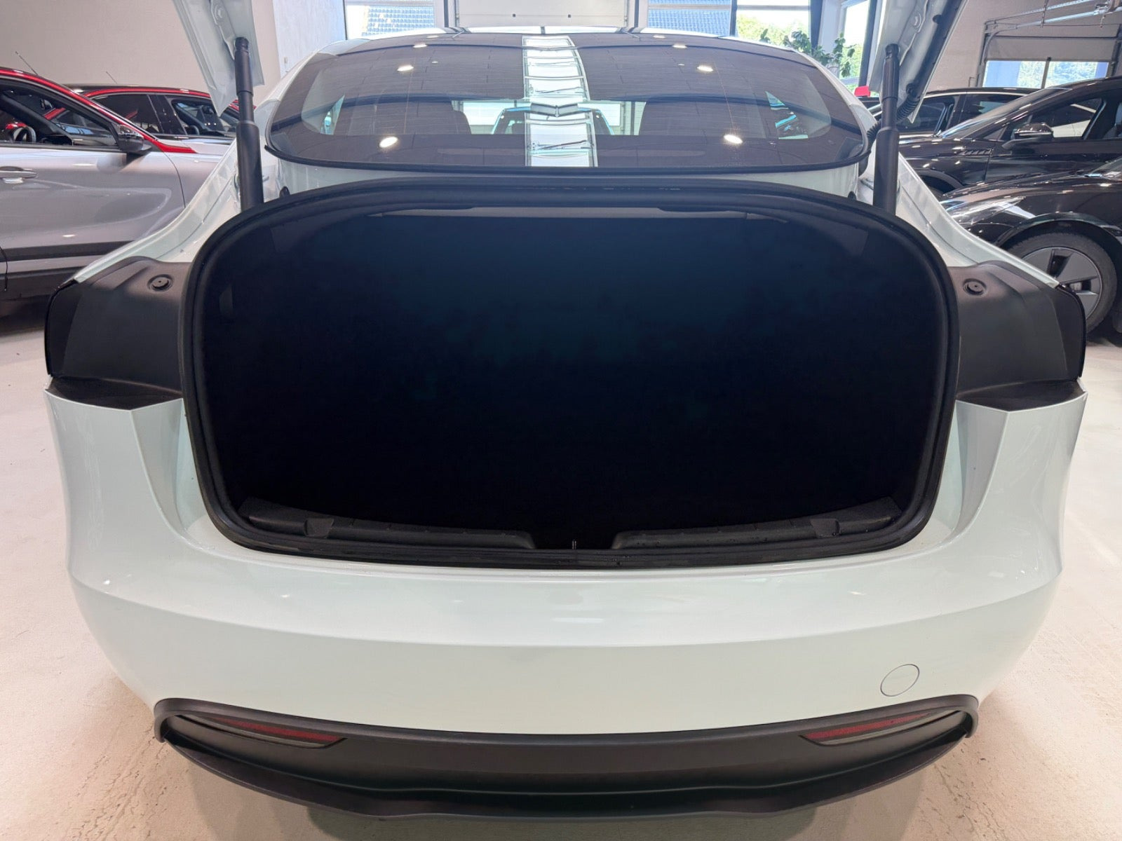 Hvid Tesla Model 3 fra 2026