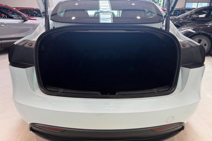 Hvid Tesla Model 3 fra 2026